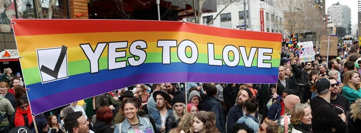 Australai didele persvara remia vienos lyties „santuokų“ legalizavimą