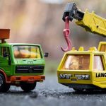 Ar geri tėvai turėtų duoti berniukui lėlę, kai jis prašo kardo?